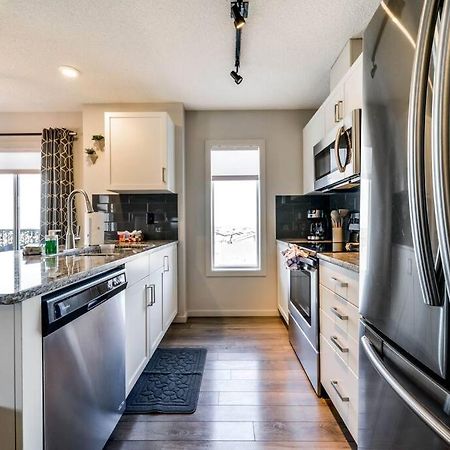 Bright Luxe Condo, Ac, Top Floor, King Bed, Balcony! Edmonton Buitenkant foto