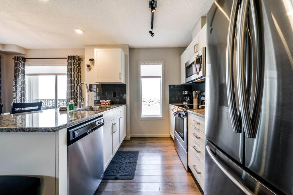 Bright Luxe Condo, Ac, Top Floor, King Bed, Balcony! Edmonton Buitenkant foto