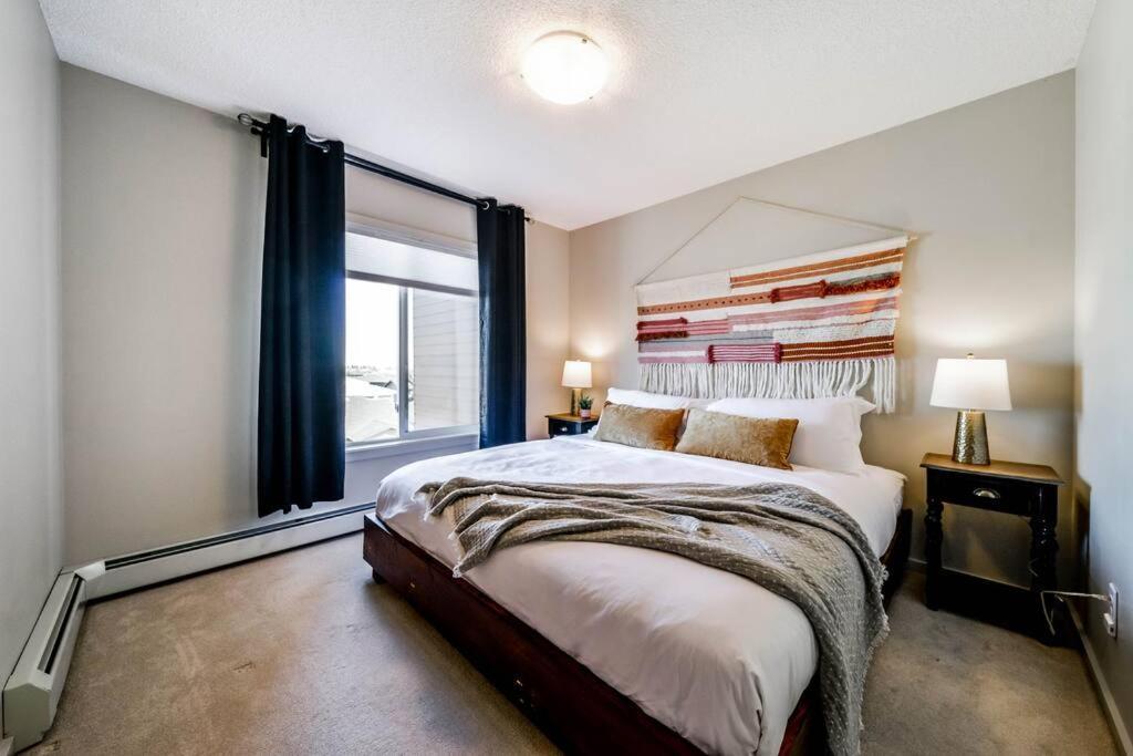 Bright Luxe Condo, Ac, Top Floor, King Bed, Balcony! Edmonton Buitenkant foto