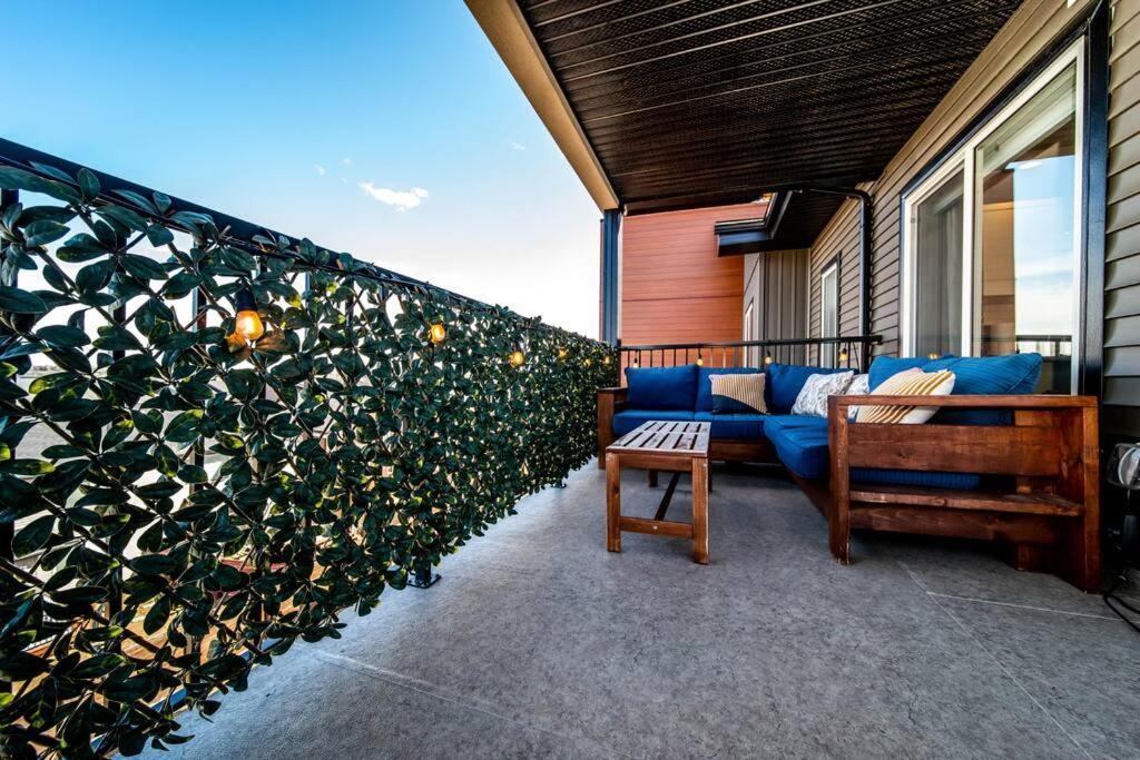 Bright Luxe Condo, Ac, Top Floor, King Bed, Balcony! Edmonton Buitenkant foto