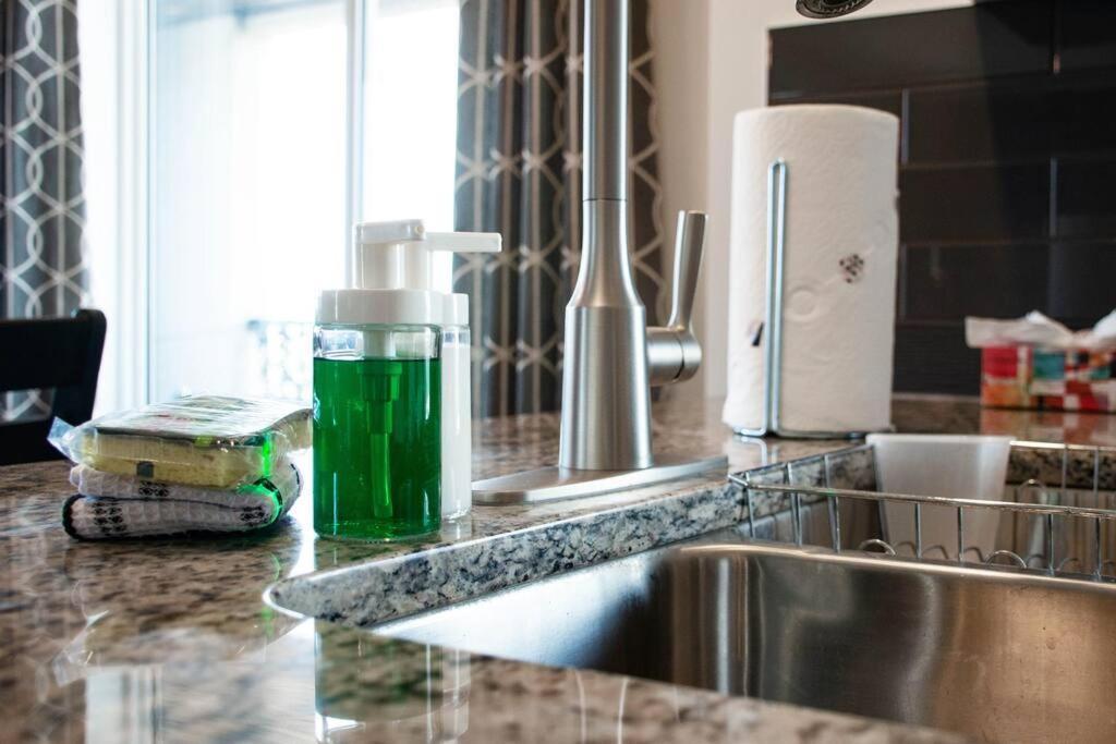 Bright Luxe Condo, Ac, Top Floor, King Bed, Balcony! Edmonton Buitenkant foto