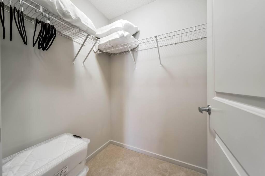 Bright Luxe Condo, Ac, Top Floor, King Bed, Balcony! Edmonton Buitenkant foto