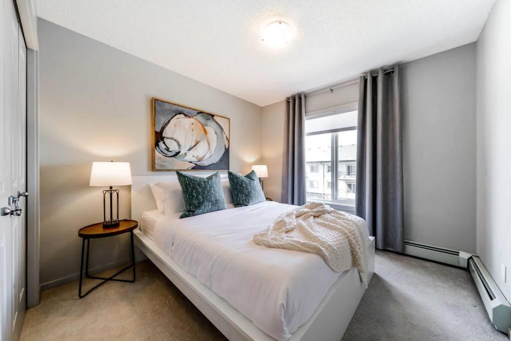 Bright Luxe Condo, Ac, Top Floor, King Bed, Balcony! Edmonton Buitenkant foto