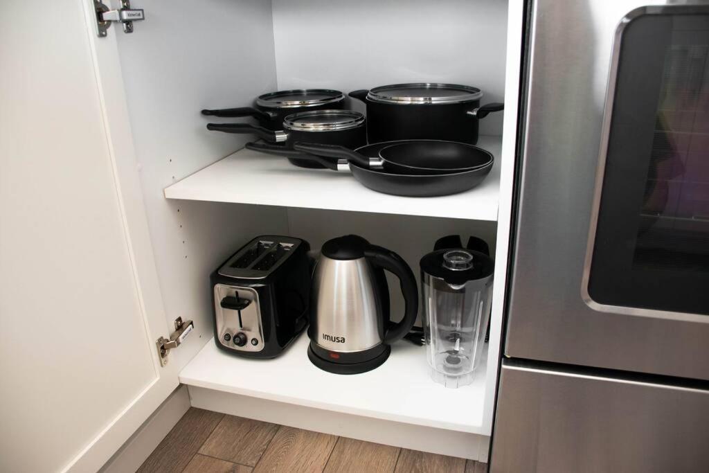 Bright Luxe Condo, Ac, Top Floor, King Bed, Balcony! Edmonton Buitenkant foto