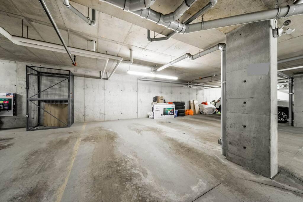 Bright Luxe Condo, Ac, Top Floor, King Bed, Balcony! Edmonton Buitenkant foto
