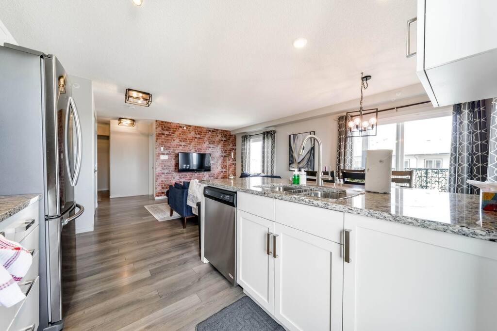 Bright Luxe Condo, Ac, Top Floor, King Bed, Balcony! Edmonton Buitenkant foto