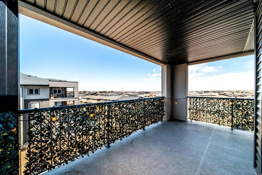 Bright Luxe Condo, Ac, Top Floor, King Bed, Balcony! Edmonton Buitenkant foto