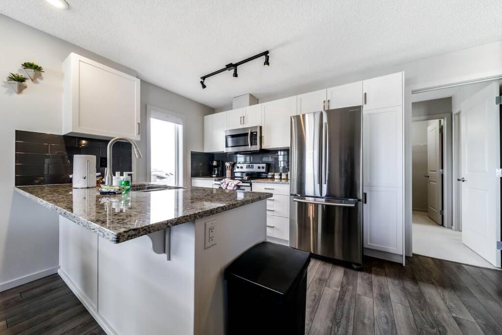 Bright Luxe Condo, Ac, Top Floor, King Bed, Balcony! Edmonton Buitenkant foto