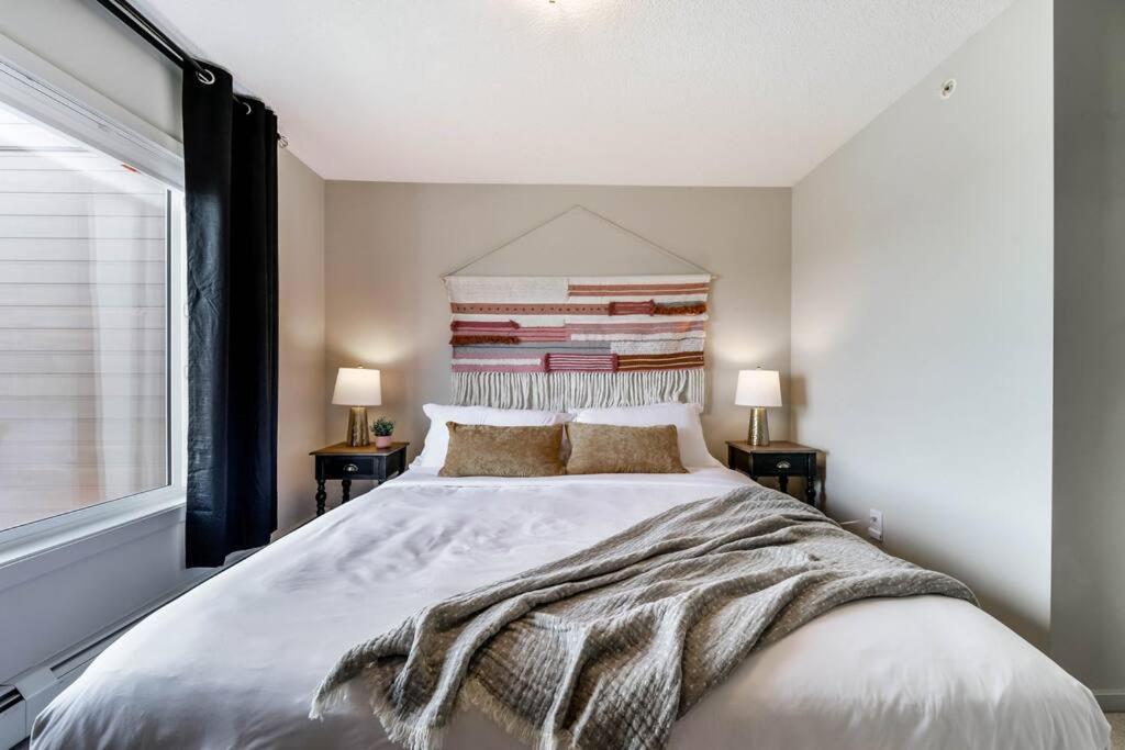 Bright Luxe Condo, Ac, Top Floor, King Bed, Balcony! Edmonton Buitenkant foto