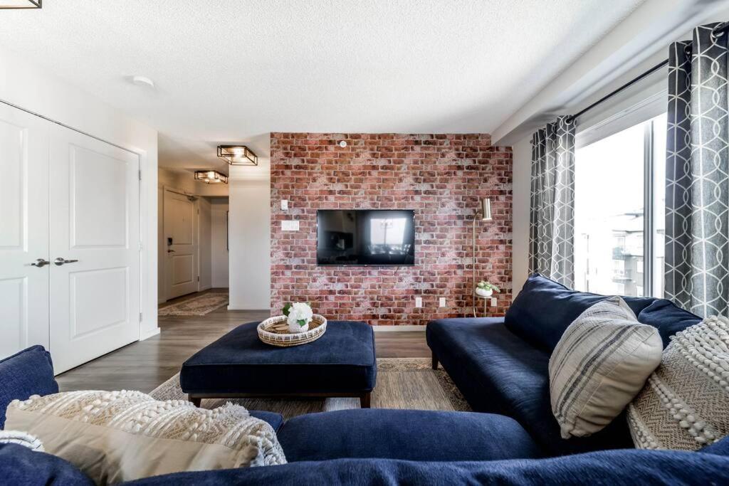 Bright Luxe Condo, Ac, Top Floor, King Bed, Balcony! Edmonton Buitenkant foto