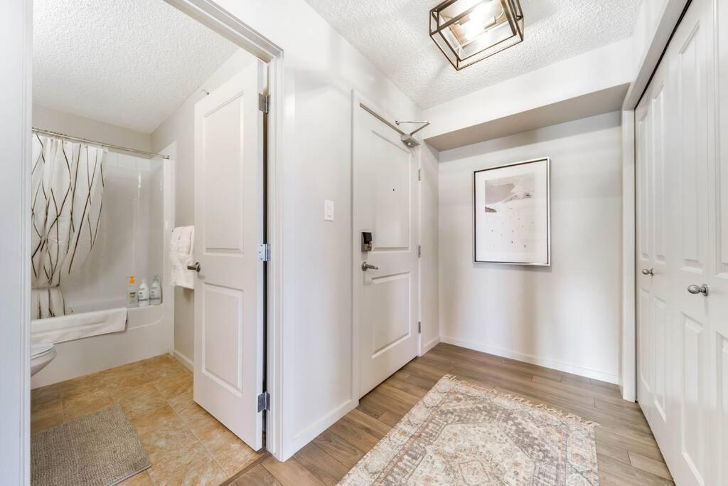 Bright Luxe Condo, Ac, Top Floor, King Bed, Balcony! Edmonton Buitenkant foto