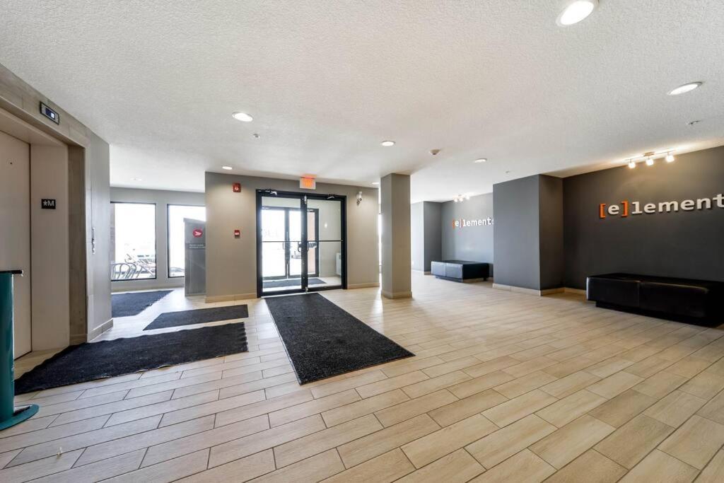 Bright Luxe Condo, Ac, Top Floor, King Bed, Balcony! Edmonton Buitenkant foto
