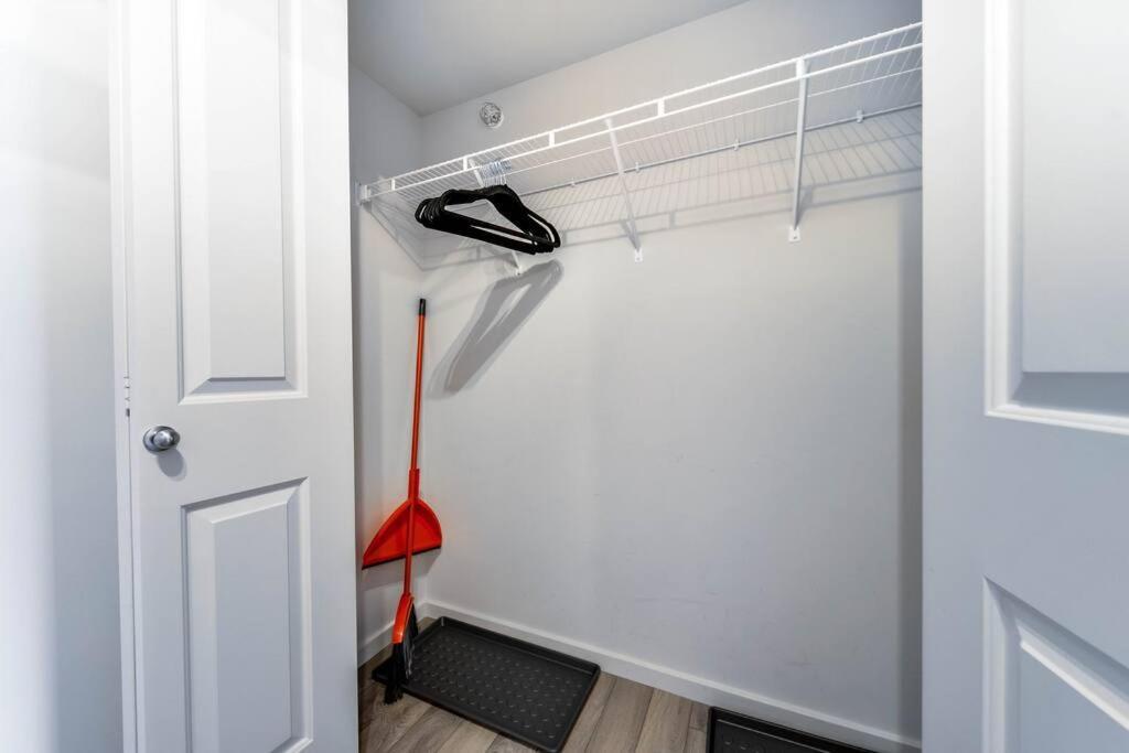 Bright Luxe Condo, Ac, Top Floor, King Bed, Balcony! Edmonton Buitenkant foto