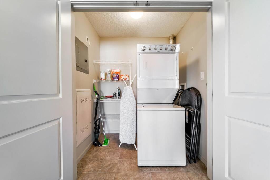 Bright Luxe Condo, Ac, Top Floor, King Bed, Balcony! Edmonton Buitenkant foto